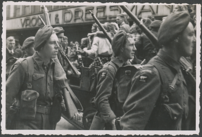879273 Afbeelding van een groep geallieerde militairen op de Lange Viestraat ter hoogte van warenhuis Vroom & Dreesman ...